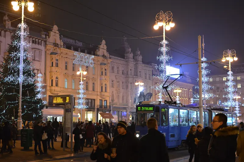 Luci di Natale e un tram in piazza Ban Jelačić a Zagabria
