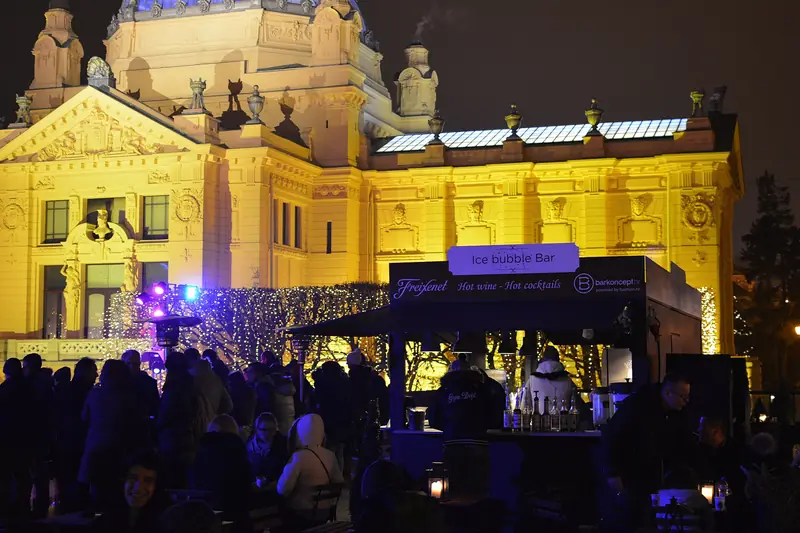 Il Padiglione dell'Arte illuminato per l'Avvento in piazza Re Tomislav