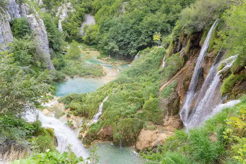 Der Wasserfall Veliki Slap und die Unteren Seen im Nationalpark Plitvicer Seen