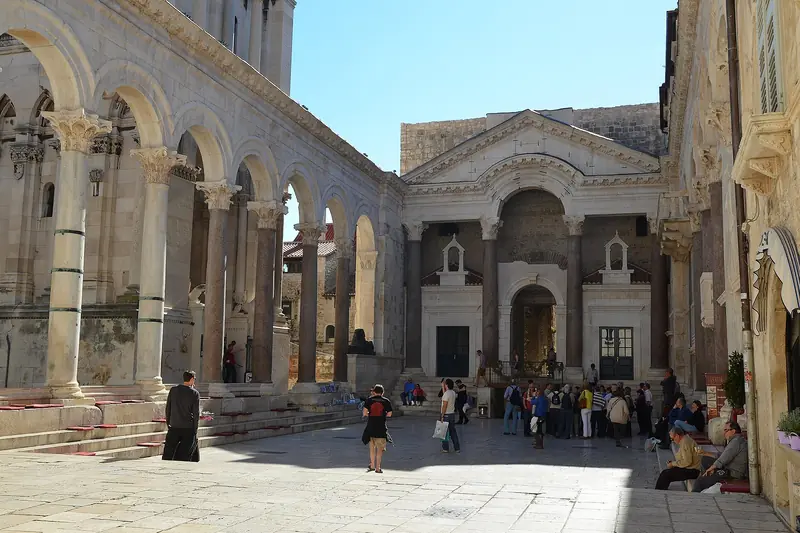 Das Peristyl des Diokletianpalasts in Split