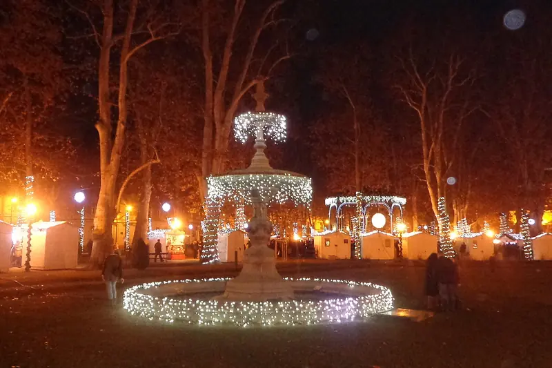 Luci natalizie intorno alla fontana del parco Zrinjevac a Zagabria