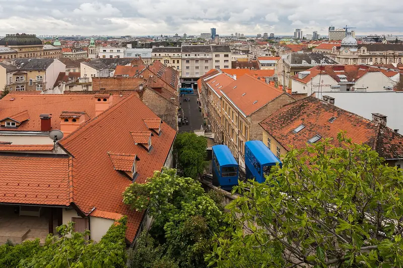 Die blaue Standseilbahn auf dem Weg in die Zagreber Oberstadt